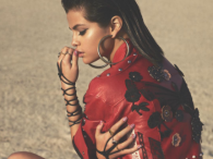 Selena Gomez w sukience z dekoltem